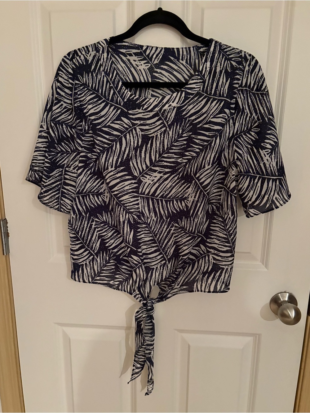 Ho (no brand) Navy & White Palm Tie-Front Blouse